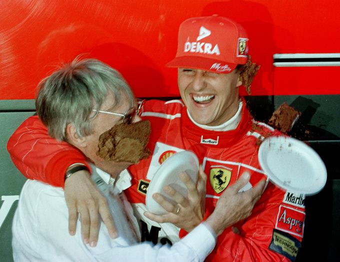 Še naprej se bo udeleževal dirk formule ena. "IMam dovolj denarja," pravi dolga leta prvi mož F1. (Na fotografiji z dirkačem Michaelom Schumacherjem, ki še vedno okreva po hudi poškodbi). | Foto: Reuters