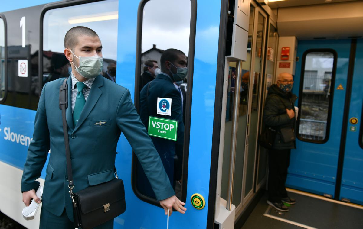 Sprevodnik na vlaku za Kočevje | V javnem potniškem prometu je še naprej treba izpolnjevati pogoj PCT in uporabljati zaščitno masko. | Foto STA