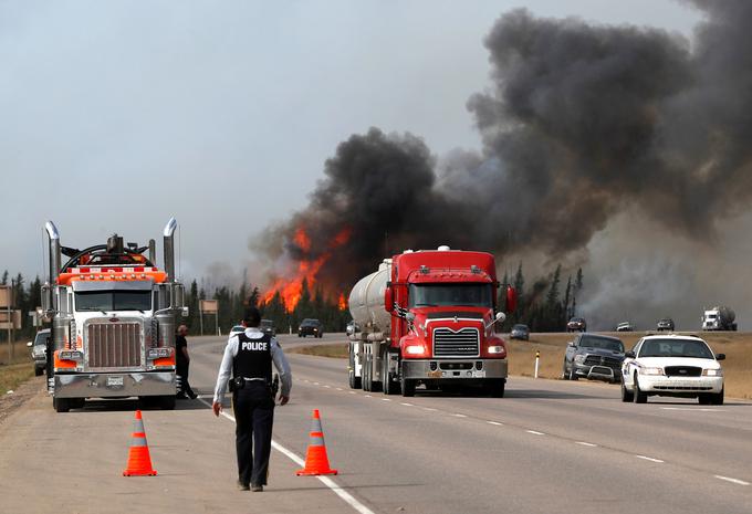 Ukaz za obvezno evakuacijo so oblasti v provinci Alberta izdale v torek (3. maja), ljudi pa selijo na jug. | Foto: Reuters