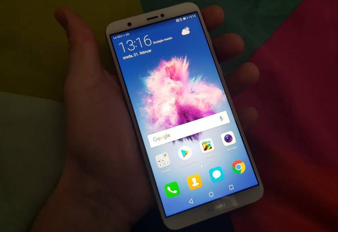 Zaslon pametnega telefona Huawei P Smart sicer ni tako svetel ali tako izrazit kot pri dražjih modelih, a bo najverjetneje vseeno dovolj dober za večino uporabnikov. | Foto: Matic Tomšič
