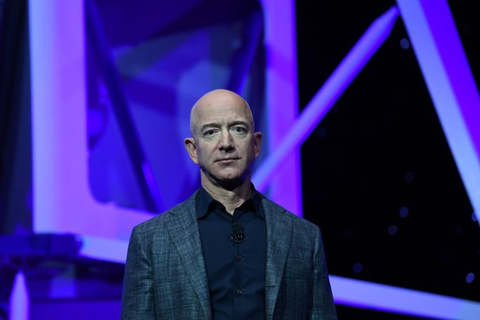 Ustanovitelj podjetja Amazon Jeff Bezos je drugi najbogatejši posameznik na svetu. Na Forbesovi aktualni lestvici milijarderjev je trenutno sicer uvrščen na tretje mesto − drugo namreč zaseda klan Bernarda Arnaulta, francoskega poslovneža in prvega moža družbe LVMH, ki proizvaja luksuzne blagovne znamke. | Foto: Reuters