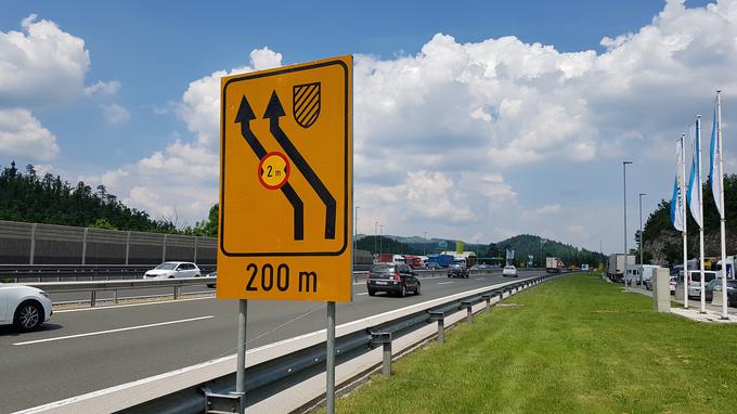 Primer dveh ožjih prometnih pasov na primorski avtocesti, kjer bodo na odseku med Uncem in Postojno v naslednjih mesecih obnavljali tudi viadukt Ravbarkomanda. | Foto: Gregor Pavšič