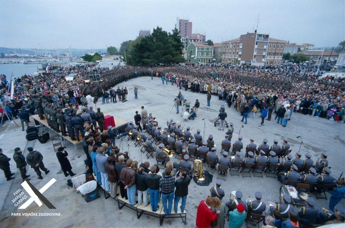 Predhodnik Policijskega orkestra je s svojim nastopom spremljal tudi odhod zadnjega vojaka jugoslovanske armade iz Slovenije prek koprskega pristanišča 26. oktobra 1991. | Foto: Marjan Garbajs / Park vojaške zgodovine Pivka
