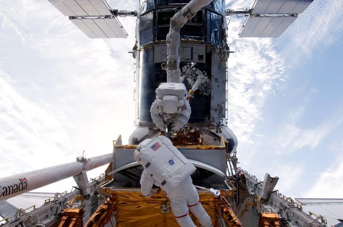 Ameriška astronavta John Grunsfeld in Andrew Feustel med vzdrževalnimi deli na vesoljskem teleskopu Hubble, 14. maj 2009. | Foto: Getty Images