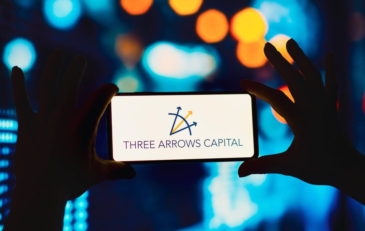 Three Arrows Capital | Investicijski sklad oziroma t. i. sklad hedge Three Arrows Capital je v zadnjih letih veljal za eno največjih zgodb o uspehu v svetu kriptovalut. Na vrhuncu je upravljal več kot deset milijard premoženja v kriptovalutah. Po mesecu in pol od razglasitve insolventnosti podjetja 3AC je bilo sicer jasno, da je bila zgodba o uspehu v veliki meri podprta z izposojanjem ogromnih zneskov, ki jih podjetje ni vračalo, in zagotavljanjem, da je vse v najlepšem redu, dokler ni bilo več. | Foto Shutterstock
