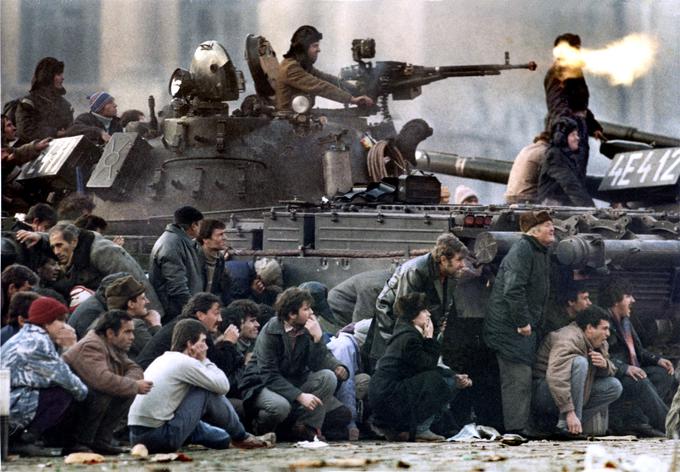 Vojska je 22. decembra zamenjala strani in podprla protikomunistične vstajnike. Na strani Ceausescujevega režima je tako ostala samo njegova zloglasna tajna politična policija Securitate. | Foto: Reuters