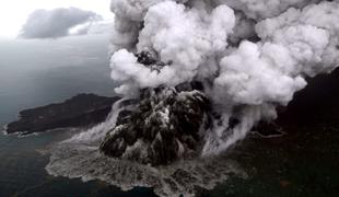 Prvi posnetki vulkana po izbruhu: Na mestu kraterja je nastal zaliv