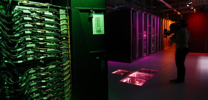 Razpršeni računski sistem Folding@Home je letos na vrhuncu delovanja dosegel računsko moč 2,5 eksaflopov, kar pomeni, da je lahko vsako sekundo izvedel 2,5 milijarde milijard računskih operacij. Za primerjavo: Fugaku, najzmogljivejši superračunalnik na svetu, ima približno petkrat nižjo računsko moč. | Foto: Reuters