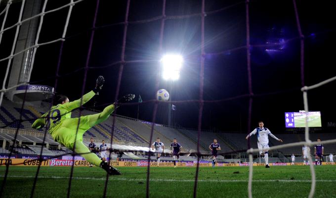 Tako je Iličić premagal poljskega vratarja Fiorentine. | Foto: Reuters