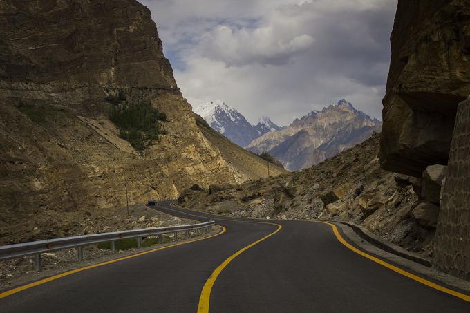 V prvem delu Karakorumske avtoceste je vožnja še prijetna, nato pa v gorah postane cesta resnično ozka, zavita in prepadna. Pogosto se na njej ne moreta srečati dve vozili. | Foto: Thomas Hilmes/Wikimedia Commons