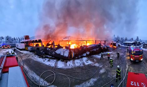 V požaru skladišča pri Mozirju nastalo za več sto tisoč evrov škode