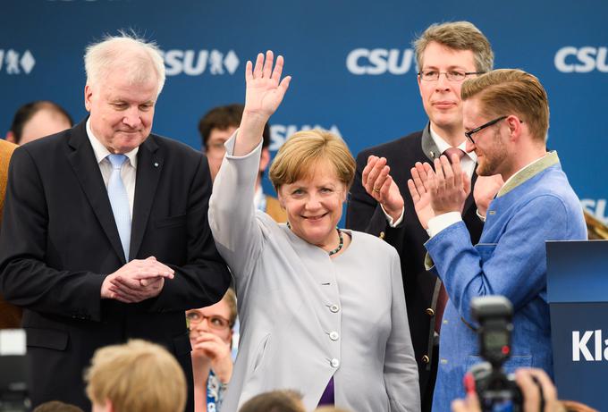Nemčijo 24. septembra čakajo parlamentarne volitve. Zmaga se spet nasmiha Angeli Merkel, ki je očitno tudi precej izboljšala odnose s sestrsko stranko CSU (CDU in CSU, ki deluje samo na Bavarskem, imata v zveznem parlamentu enotno poslansko skupino), ki so se septembra 2015 zelo skrhale. Takrat so nekateri celo napovedovali, da bodo bavarski krščansko socialci, ki so nasprotovali odprtju meje za migrante, celo izstopili iz koalicije s krščanskimi demokrati. | Foto: Getty Images