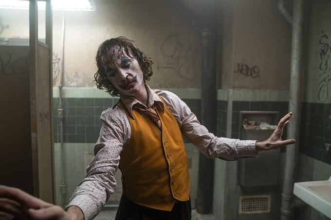 Joaquin je po Jacku in Heathu spet poskrbel za odličnega Jokerja. | Foto: IMDb