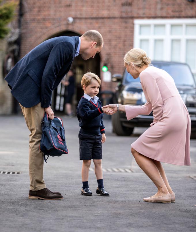 George med spoznavanjem predstavnice nižjih razredov šole, ki jo bo obiskoval. | Foto: Getty Images