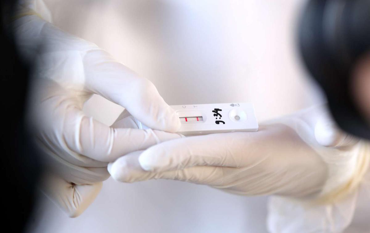 Testiranje koronavirus | Vlada je do 8. avgusta podaljšala veljavnost odlokov, sprejetih na podlagi zakona o nalezljivih boleznih.  | Foto STA