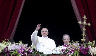 Papež z molitvijo v Vatikanu sklenil velikonočne slovesnosti (video)