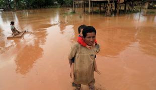 Zaradi monsuna oteženo reševanje pogrešanih v Laosu #foto