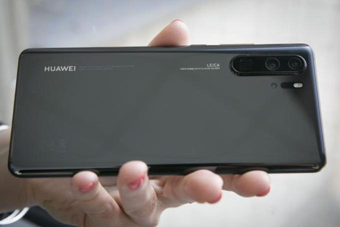 Pametni telefoni serije P30 (na fotografiji P30 Pro) so bili predlansko pomlad zadnji Huaweievi prestižni telefoni, ki so še imeli Googlovo različico operacijskega sistema Android in njegove mobilne storitve, saj so kmalu za tem ZDA uvedle gospodarski embargo zoper Huawei. | Foto: Bojan Puhek