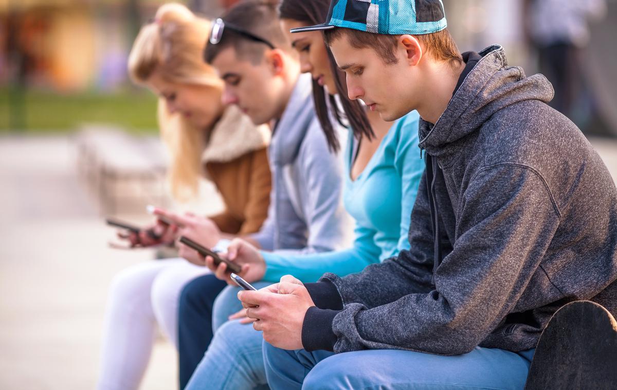 najstniki prijatelji mobilni telefon splet družbena omrežja | Foto Thinkstock