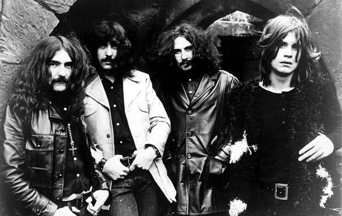 Black Sabbath | Po pisanju AFP so uporabljeni tudi arhivski intervjuji in nekatere znane zgodbe iz zgodovine skupine Black Sabbath, denimo o tem, kako je Iommi zadnji dan dela v tovarni pločevine v delovni nesreči izgubil konici dveh prstov. | Foto Wikipedia