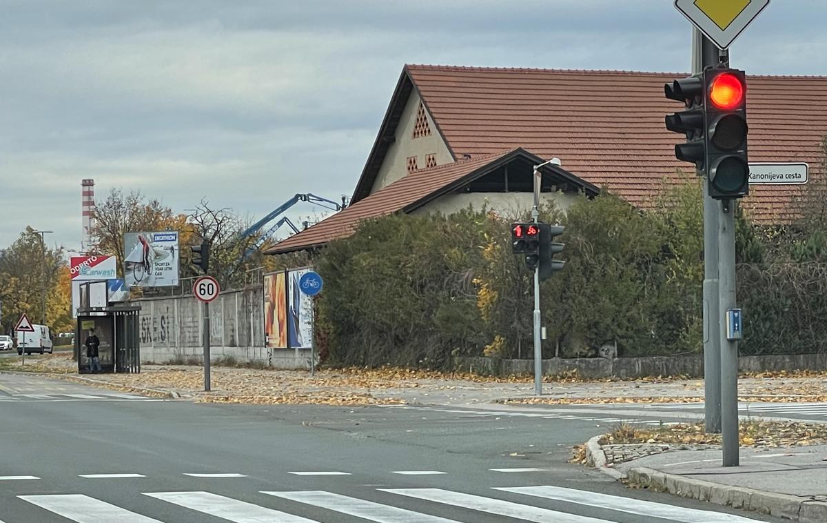 Zaloška cesta | Vozniki smo navajeni, da je (bil) na zaloški štiripasovnici za vsakim križiščem ponovno postavljen znak za omejitev na 60 kilometrov na uro. | Foto Gregor Pavšič