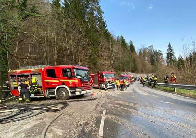 Na območju Debnega vrha in Pečarja na obrobju Ljubljane je v požaru posredovalo večje število gasilcev. | Foto: PGD Zgornji Kašelj