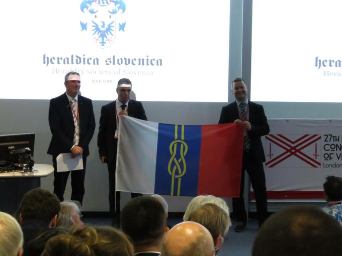 Predstavitev kandidature za organizacijo mednarodnega kongresa v Ljubljani z bodočo zastavo prireditve, ki jo bo Ljubljana gostila leta 2021. | Foto: Društvo Heraldica Slovenica