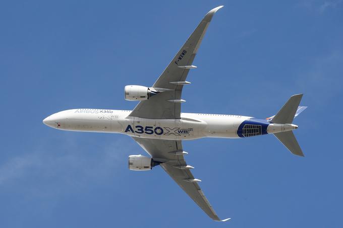 A380 bo počasi zamenjal A350, ki je bolj učinkovit in prinaša manjše stroške vzdrževanja. | Foto: Reuters