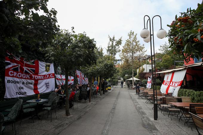 Angleški nogometni navijači ponosno izobešajo svoje zastave. | Foto: Matic Klanšek Velej/Sportida