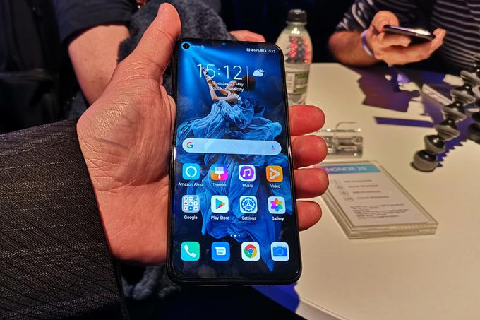 Pametni telefon Honor 20, ki ga je Huaweieva hčerinska družba Honor predstavila le dva dneva po majskem oznanilu o trgovinski blokadi, je bil prva žrtev začasne prekinitve sodelovanja med Huaweiem in ameriškimi podjetji. Začetek prodaje je bil namreč premaknjen za nekaj mesecev. | Foto: Matic Tomšič