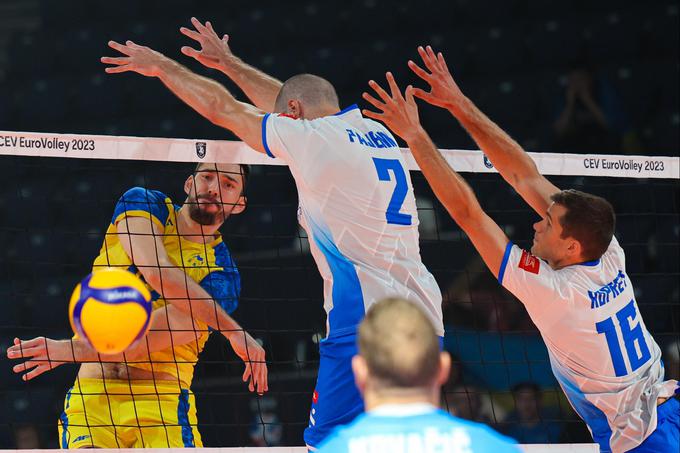 Reprezentanci sta se pomerili že na uvodni tekmi prvenstva, ko so Ukrajinci dobili prvi niz, naslednji trije in zmaga pa so pripadli Slovencem. | Foto: CEV