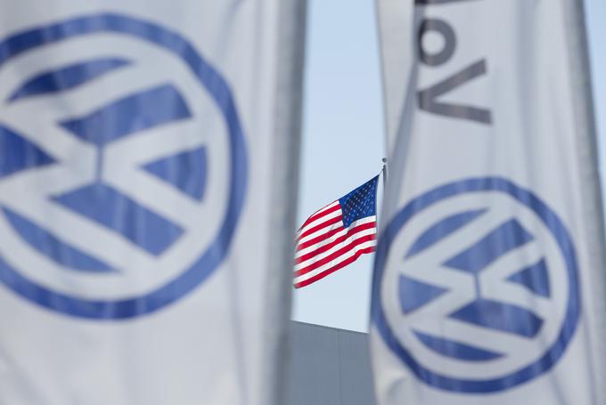 Volkswagen bo v ZDA že novembra začel odkupovati vozila s spornim dizelskim motorjem in izplačevati odškodnine. Za zdaj potrjena vrednost poravnave je 13,5 milijarde dolarjev oziroma 11,5 milijarde evrov. | Foto: Reuters