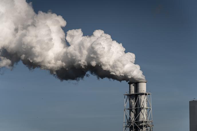 Termo elektrarna. Dimnik. Onesnaženost. Onesnaženost zraka. Onesnaženost okolja. Onesnaževanje zraka. Smog. Delci v zraku. Škodljivi plini. Industrija. Industrijsko onesnaževanje. | NIJZ opozarja, da ima onesnaženost zraka z delci lahko pomembne vplive na zdravje ljudi. | Foto Shutterstock