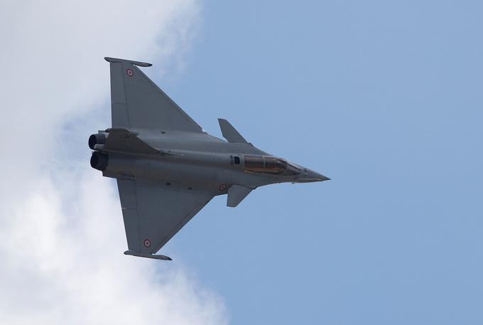 Nebo nad salonom so nadzorovali francoski lovci Dassault Rafale. | Foto: Reuters