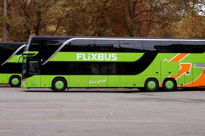 Flixbus, avtobus | Voznik s sporno tetovažo je prek pogodbenega italijanskega podizvajalca vozil za FlixBus na progi med Toulousom in Milanom (fotografija je simbolična). | Foto Reuters
