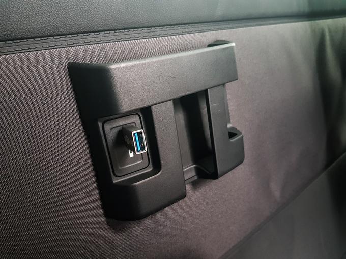 V različici za prevoz potnikov ima vsaka vrsta nameščen priključek USB in držalo za mobilne telefone. Odlično! | Foto: Gašper Pirman