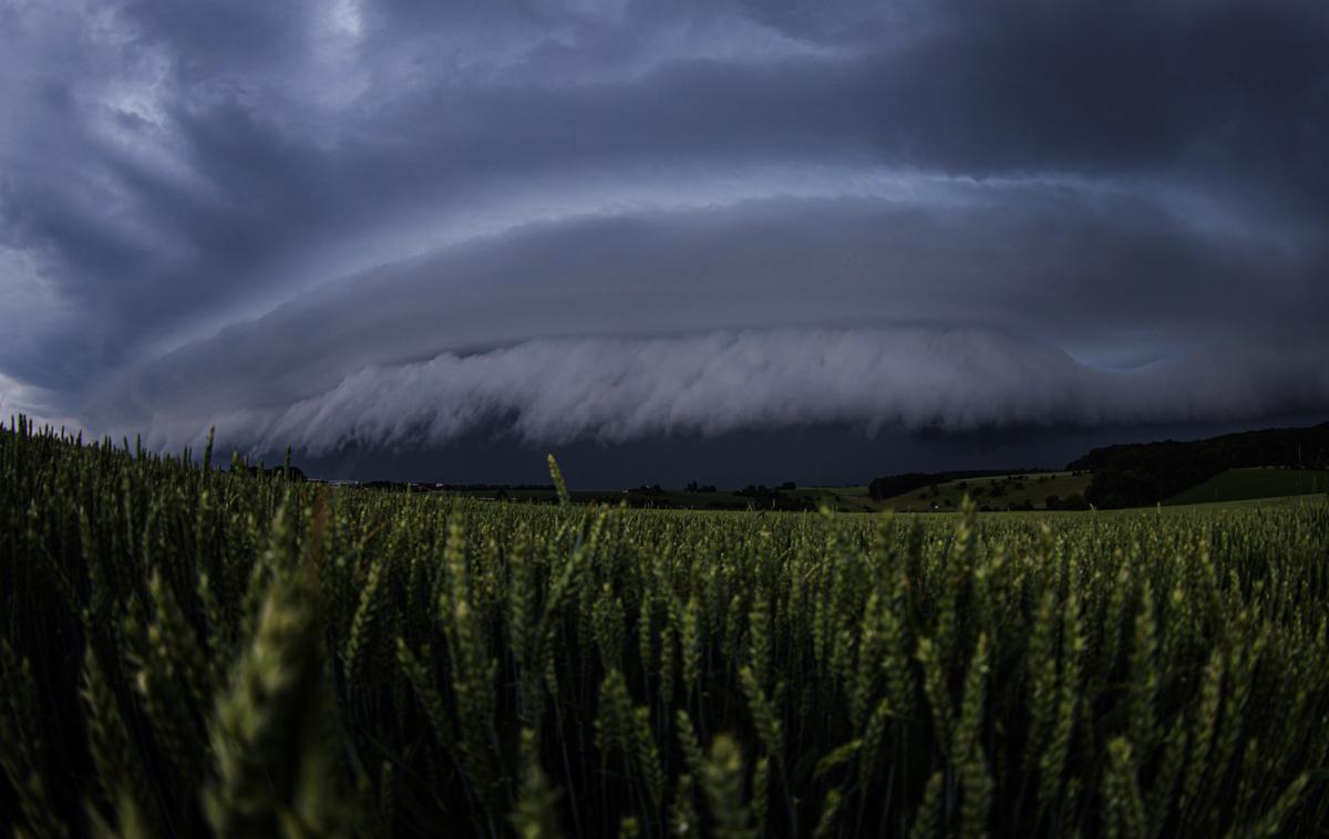 Vreme, nevihta, shelf oblak | Močnejše nalive lahko pričakujemo zlasti na območju slovenske in hrvaške Istre, Primorske, Dolenjske ter v južnem delu Notranjske. | Foto Guliverimage
