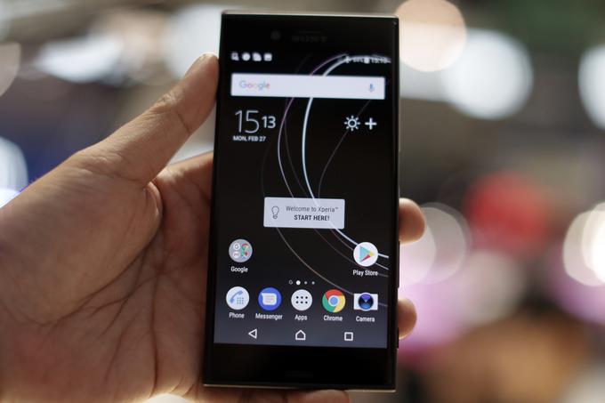 Uporaba Xperie XZ Premium zelo spominja na uporabo pametnega telefona s tovarniškim oziroma "čistim" Androidom katerega od Googlovih telefonov, kot so (bili) Nexusi ali aktualni Pixel.  | Foto: Reuters
