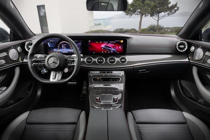 V notranjosti je največja novost dvojni 12,3-palčni zaslon in sistem MBUX. | Foto: Mercedes-Benz