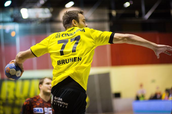 "Z zunanjih položajev bi bilo brez smole več strelov mimo gola," pravi Matjaž Brumen. | Foto: Žiga Zupan/Sportida