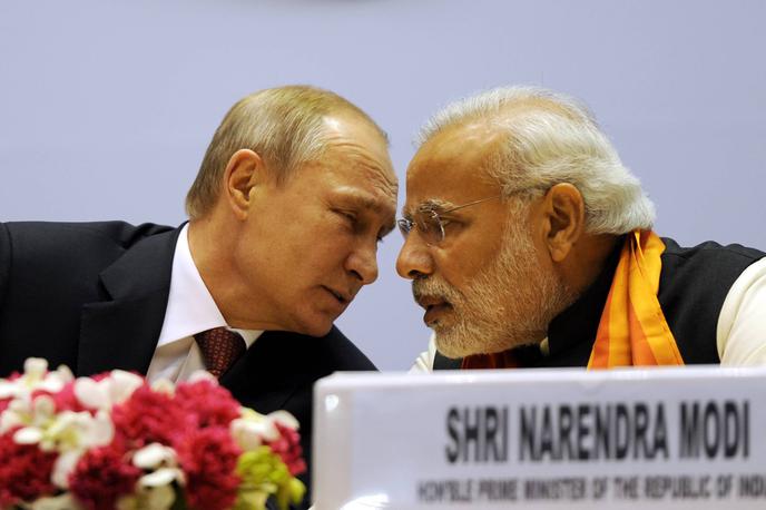 Vladimir Putin in Narendra Modi | Indija in Rusija imata zelo tesne stike, zaradi česar se Indija izogiba javnemu obsojanju ruskega napada na Ukrajino. Na fotografiji: ruski predsednik Vladimir Putin in indijski premier Narendra Modi v New Delhiju decembra 2014. | Foto Guliverimage