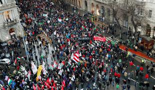 Protestniki v Budimpešti vzklikali "Fidesz mafija"