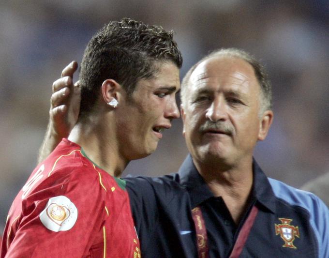 Takole je po porazu jokal Cristiano Ronaldo, tolažil pa ga je selektor portugalske reprezentance Brazilec Luis Felipe Scolari. | Foto: Reuters