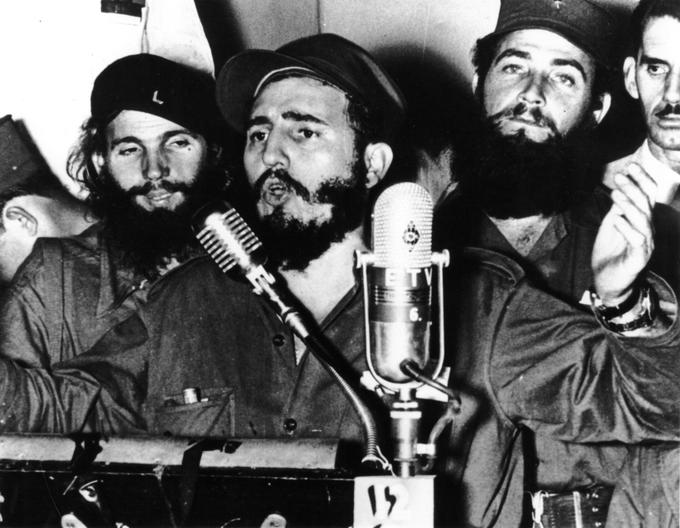 Potem ko mu je z državnim udarom prvič spodletelo, se je na Kubo vrnil leta 1956 na krovu ladje Granma, skupaj s še 81 moškimi. Po prvotnih hudih izgubah je skupina dosegala napredek in do leta 1958 prešla v ofenzivo. Castro je v jutranjih urah 1. januarja 1959 razglasil zmagoslavje revolucije. | Foto: Getty Images
