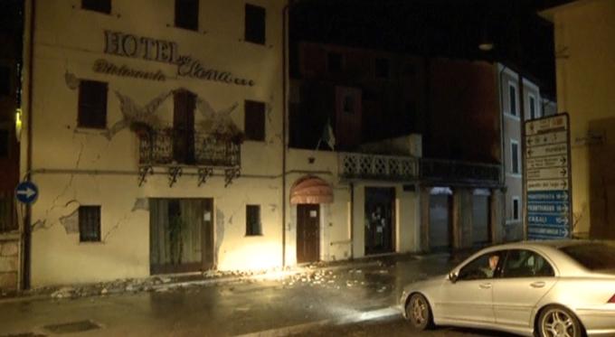 Poškodovan hotel v kraju Visso. | Foto: Reuters