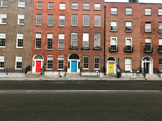 Še pred kratkim je bila irska prestolnica za Saro siva in dolgočasna, danes so glavna asociacija ta barvita vhodna vrata. | Foto: osebni arhiv/Lana Kokl