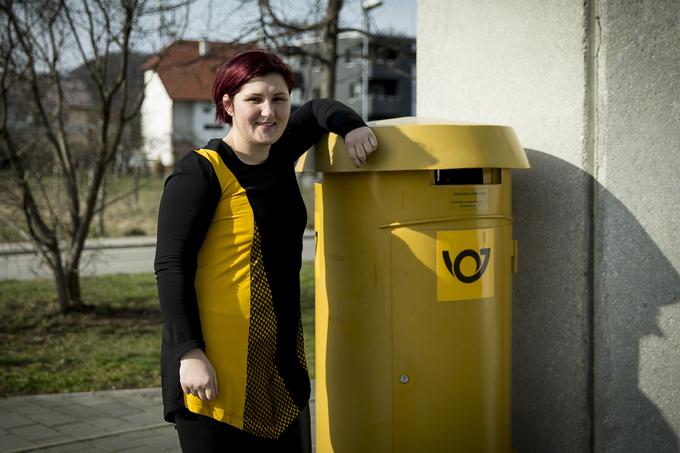 Po končanem študiju na fakulteti za logistiko se je zaposlila na Pošti Slovenija. Najdete jo v poštni poslovalnici na Polzeli. | Foto: Ana Kovač