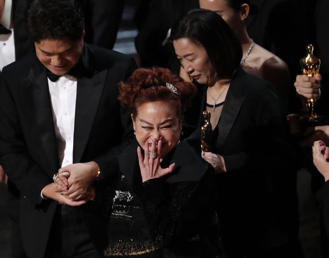 Tako se je na oskarja za najboljši film odzvala Miky Lee, izvršna producentka filma Parazit. | Foto: Reuters