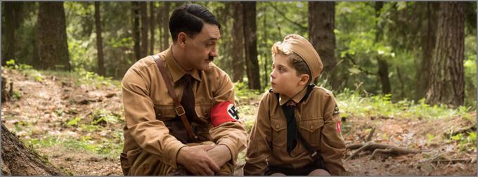 Domiselna in zvezdniško obarvana satira o nemškem fantiču in njegovem namišljenem prijatelju Hitlerju. Film Taike Waititija je prejel oskarja za najboljši prirejen scenarij, za zlate kipce pa se je potegoval še v petih kategorijah, tudi v najprestižnejši. • V petek, 7. 5., ob 8.05 na HBO 3.* │ Tudi na HBO OD/GO. | Foto: 