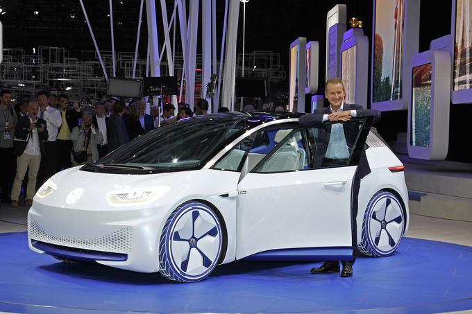 Predsednik znamke Volkswagen ob študiji električnega vozila I.D. na avtomobilskem salonu v Parizu. | Foto: Volkswagen